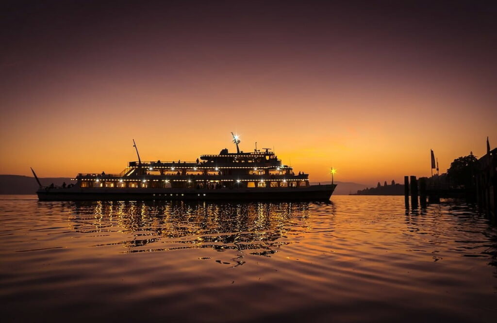 Dinner Cruises and Sunset Views