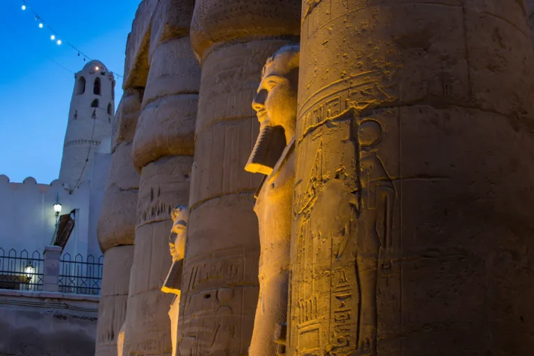 King Ramses II staute in Luxor Temple at night